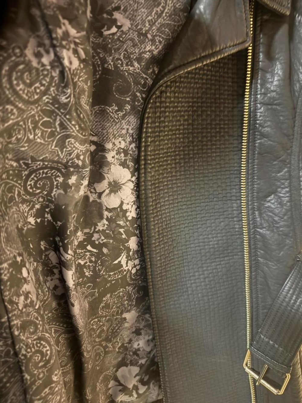 NWT GUESS Black Faux Leather Moto Jacket Belted Gold Zip Floral Lining Size L - Picture 3 of 7